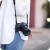 obiektyw-canon-rf-24-105mm-f4-7-1-is-stm-kobieta-nios-ca-aparat-przy-ciele.jpg