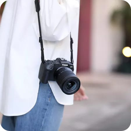 obiektyw-canon-rf-24-105mm-f4-7-1-is-stm-kobieta-nios-ca-aparat-przy-ciele.jpg