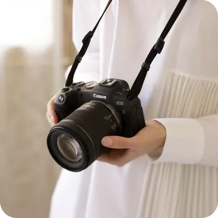 obiektyw-canon-rf-24-105mm-f4-7-1-is-stm-kobieta-trzymaj-ca-aparat.jpg