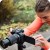 obiektyw-canon-rf-s-55-210mm-f5-7-1-is-stm-kobiety-robi-ce-zdj-cie-na-drodze.jpg