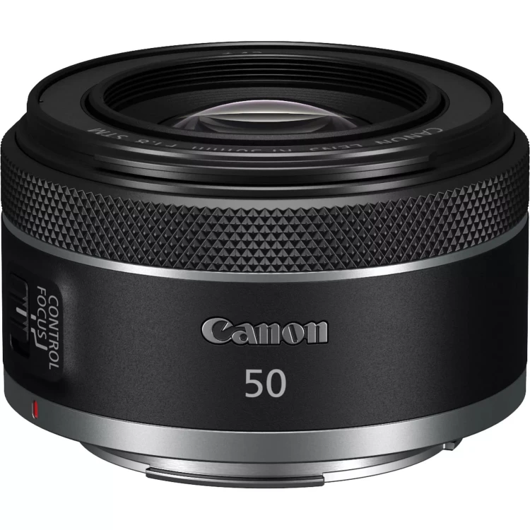 obiektyw-canon-rf-50mm-f1-8-stm-produkt-widok-z-g-ry-po-przek-tnej.jpg