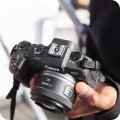 obiektyw-canon-rf-50mm-f1-8-stm-r-ka-trzymaj-ca-aparat.jpg