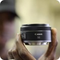 obiektyw-canon-rf-50mm-f1-8-stm-r-ka-trzymaj-ca-obiektyw.jpg