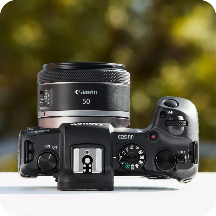 obiektyw-canon-rf-50mm-f1-8-stm-obiektyw-z-aparatem.jpg