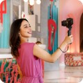 obiektyw-canon-rf-s-10-18mm-f4-5-6-3-is-stm-osoba-nagrywa-vlog-z-produktem-pod-czonym-do-aparatu-i-podstawki.jpg