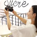obiektyw-canon-rf-s-10-18mm-f4-5-6-3-is-stm-osoba-robi-selfie-aparatem-z-pod-czonym-produktem.jpg