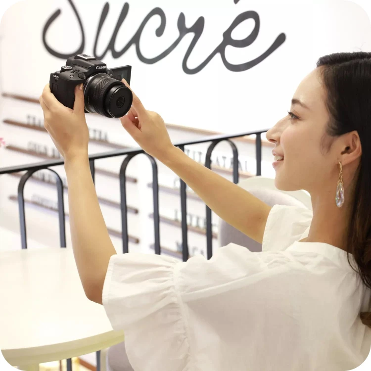 obiektyw-canon-rf-s-10-18mm-f4-5-6-3-is-stm-osoba-robi-selfie-aparatem-z-pod-czonym-produktem.jpg